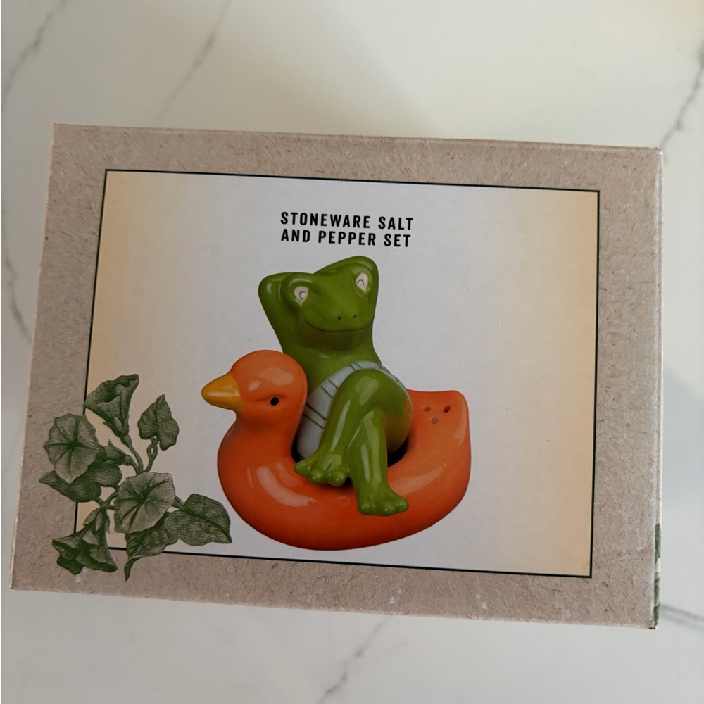 Cracker Barrel Green Frog in Duck Float Salt and Pepper Set